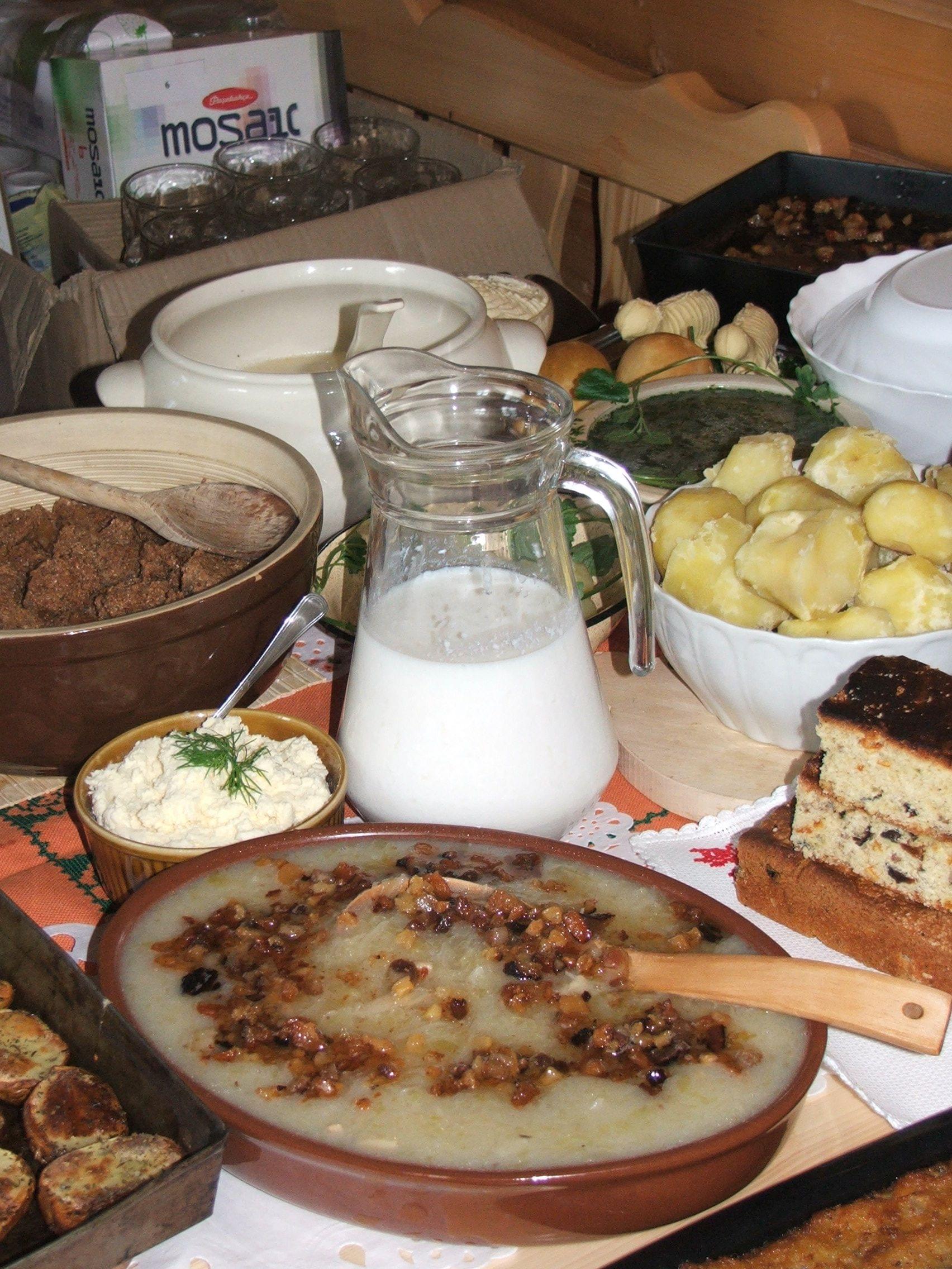 Na stole tradycyjne potrawy kuchni beskidzkiej: na pierwszym planie kapusta zasmażana ze
szpyrkami, bryndza, dzban mleka, ziemniaki, biała polewka, w tle kubuś.